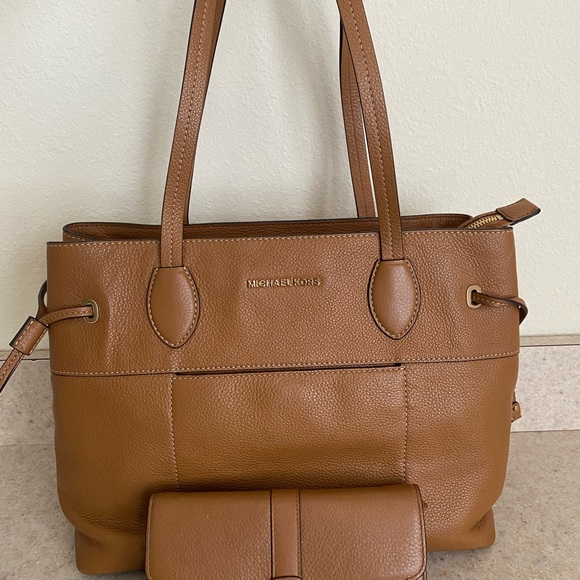**SOLD **  MICHAEL KORS Tan Leather Tote w/ Wallet - Picture 3 of 16